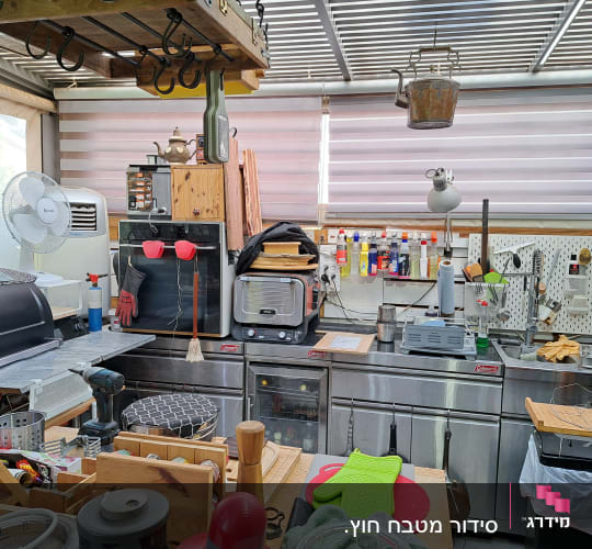 סידור וארגון מטבח חוץ מאובזר עם פתרונות תלייה ואחסון